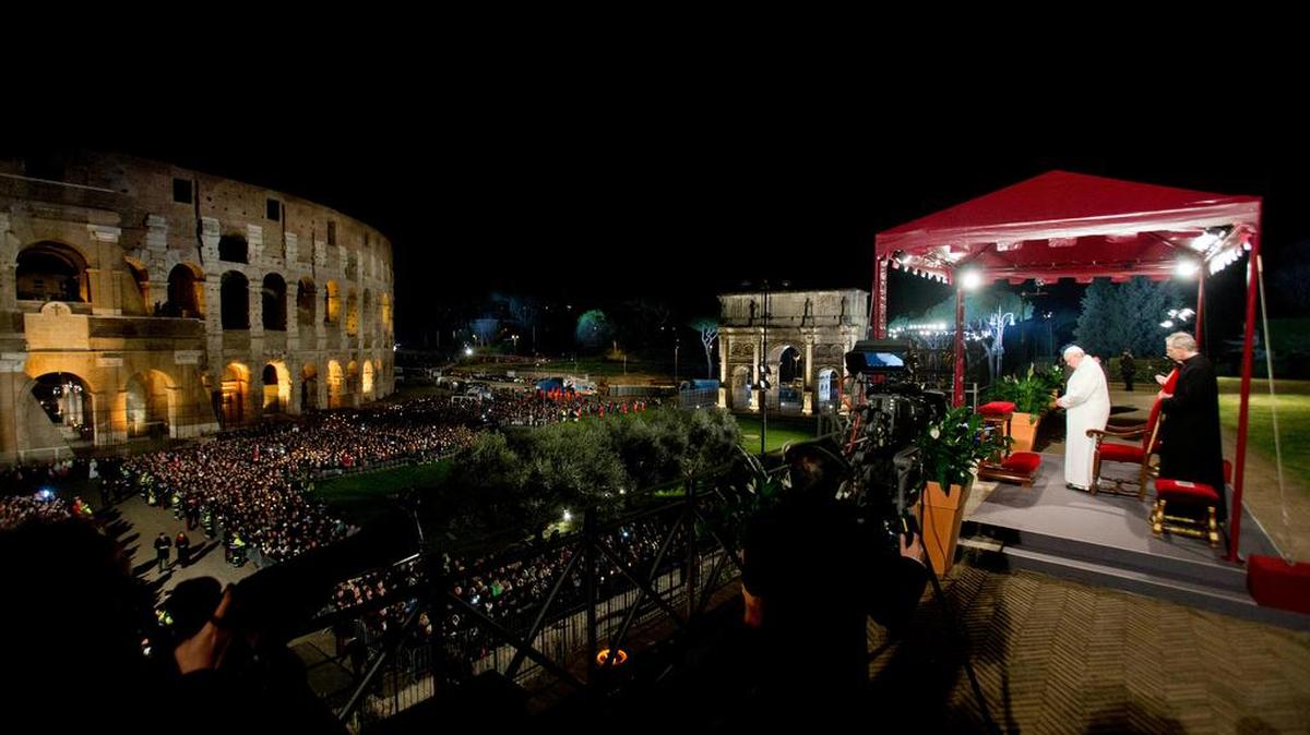El papa Francisco llega este viernes al Coliseo de Roma para presidir el tradicional Vía Crucis nocturno que conmemora el calvario de Cristo antes de la crucifixión.