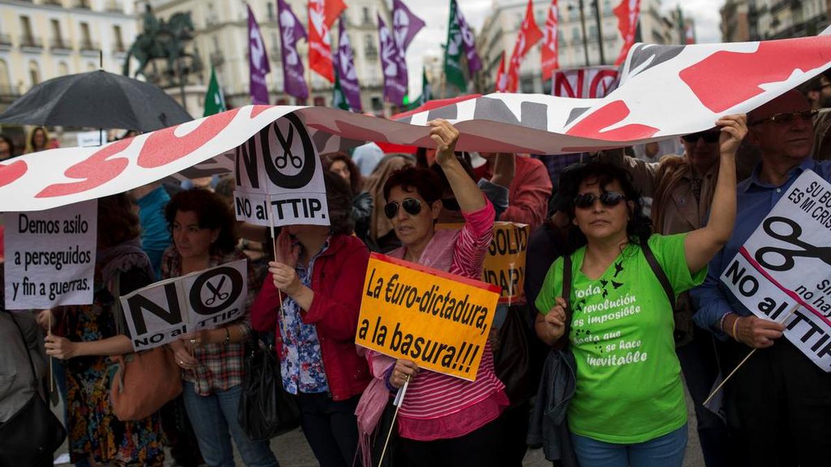 Varios miles de españoles participaron este sábado en las “Marchas de la Dignidad”, cuyo eslogan “pan, techo y trabajo” se opone a las denominadas “políticas neoliberales impuestas por Bruselas”, a solo un mes de las elecciones legislativas.