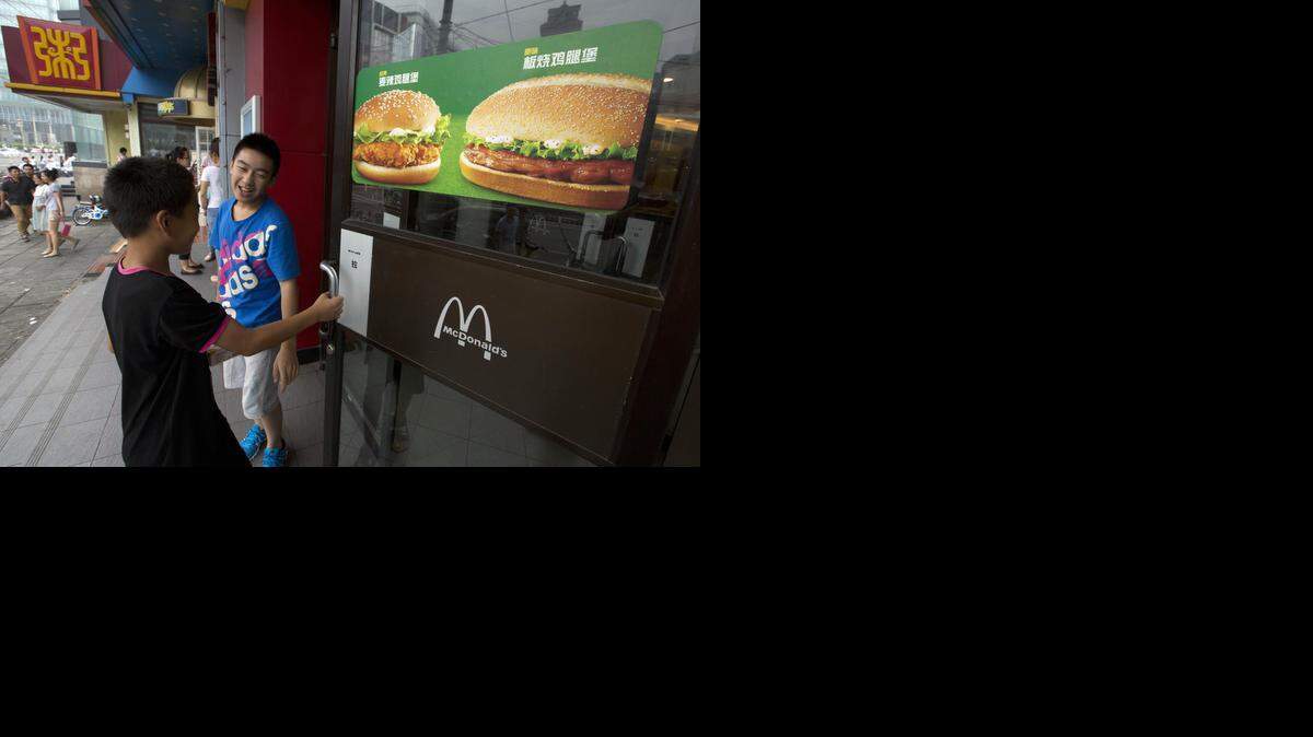 <cutline_leadin>Las ventas</cutline_leadin> de la cadena de comida rápida estadounidense McDonald's cayeron en agosto debido al escándalo de carne en mal estado en Asia.