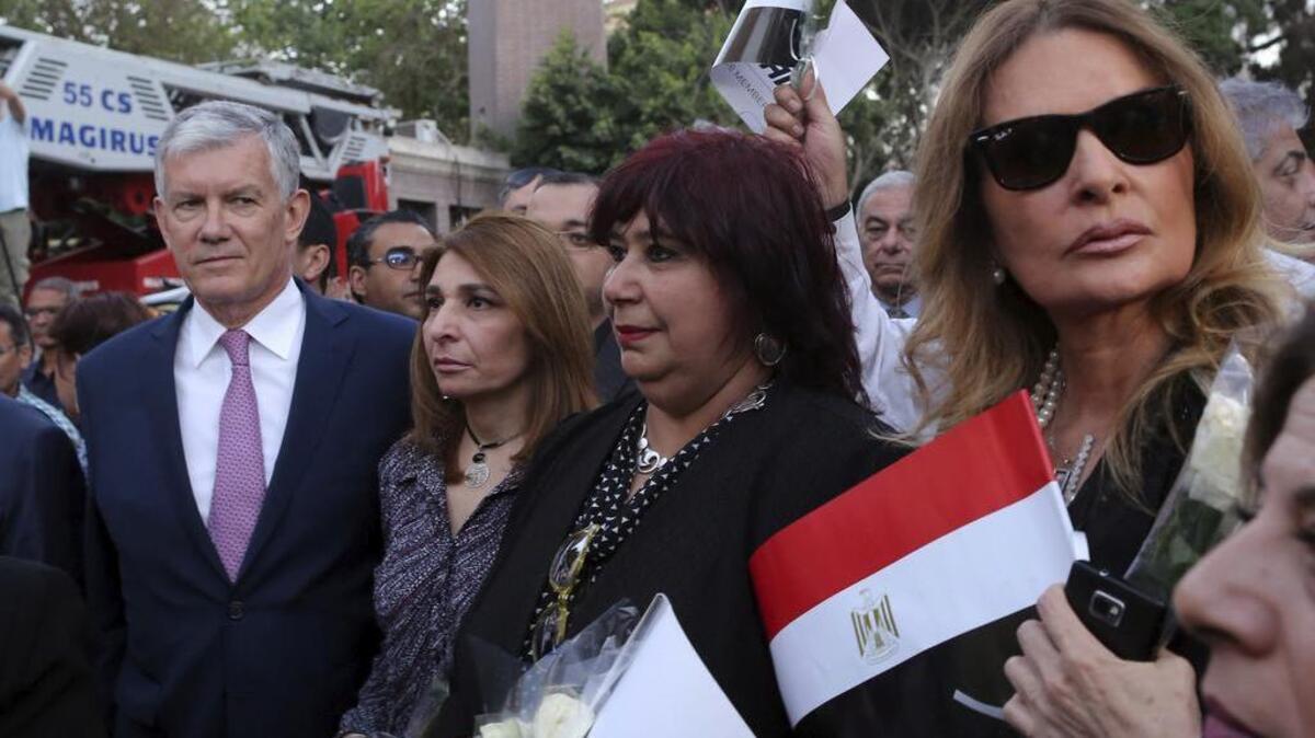 La actriz francesa Yosra (der.) y el embajador francés en Egipto, André Parant (izq) participan en una vigilia por las víctimas del vuelo MS804 de EgyptAir en El Cairo, Egipto.