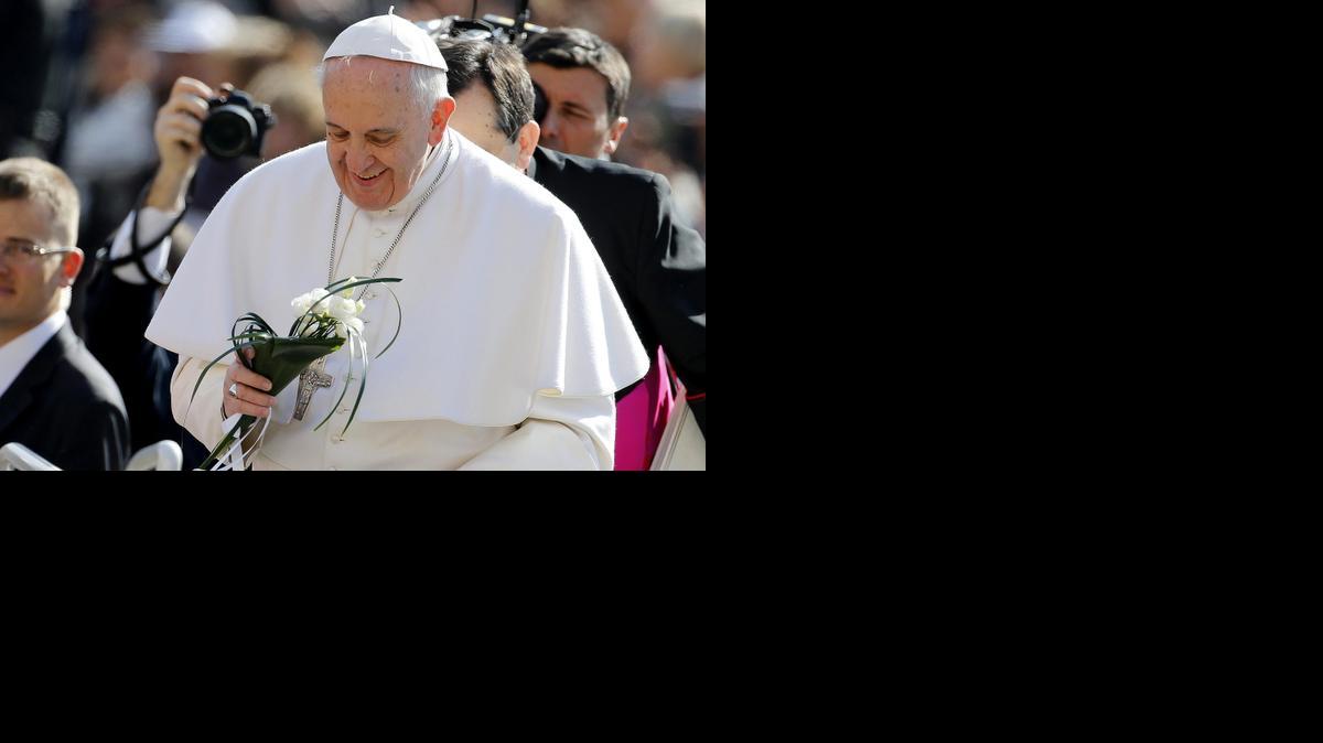 
El papa Francisco recibe un pequeño ramo de flores de sus fieles a su llegada a la Plaza de San Pedro en el Vaticano hoy, miércoles 18 de marzo de 2015. 
