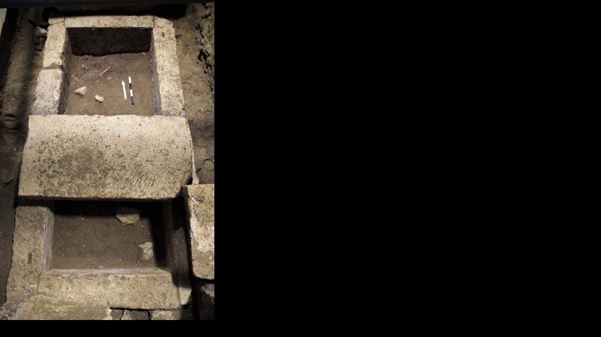 <cutline_leadin>El esqueleto</cutline_leadin> estaba esparcido alrededor de un recipiente rectangular revestido en piedra debajo del piso de la cavernosa estructura de 8 metros.<252>