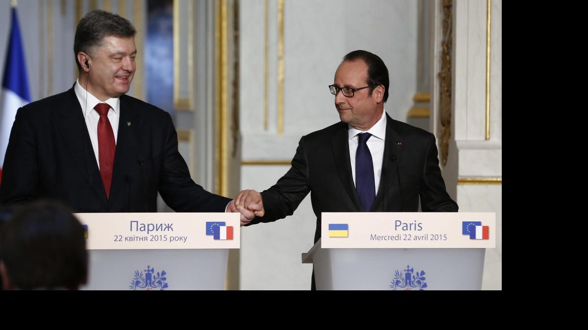 
El presidente francés, François Hollande (der.) y su homólogo ucraniano, Petro Poroshenko (izq.), durante una rueda de prensa tras la firma de unos acuerdos en el Palacio del Elíseo en París, Francia, el miércoles.


