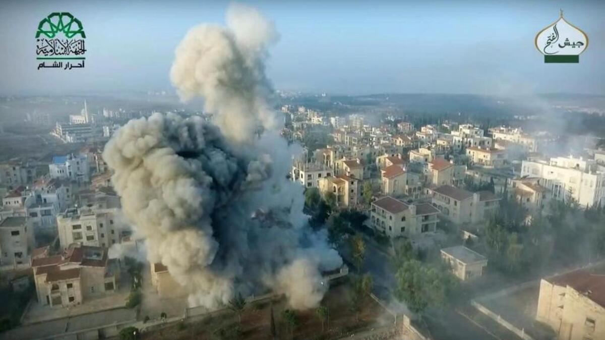 Miembros del grupo Ahrar al-Sham muestran una ofensiva aiere-tierra en zonas residenciales de Aleppo para retomar el control perdido ante el gobierno sirio.