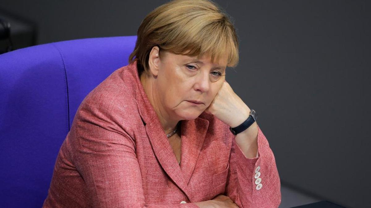 La canciller Angela Merkel asiste al debate sobre el presupuesto del 2017 en el Parlamento.
