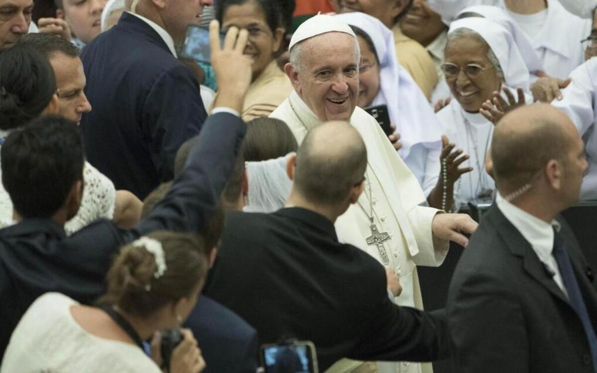 El papa Francisco saluda a su llegada a la audiencia general de los miércoles en la Ciudad del Vaticano.