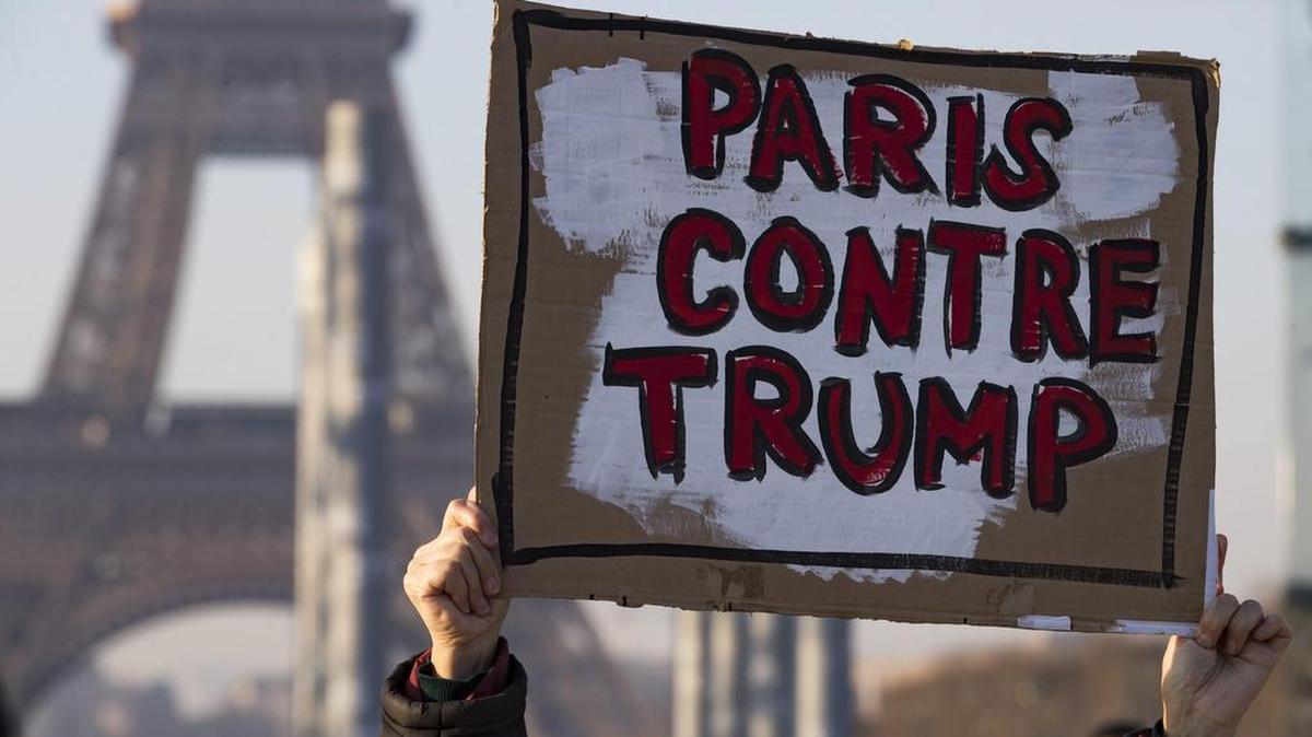 Manifestantes con pancartas anti-Trump durante la Marcha de la Mujer cerca de la Torre Eiffel en París, Francia, 21 de enero de 2017.