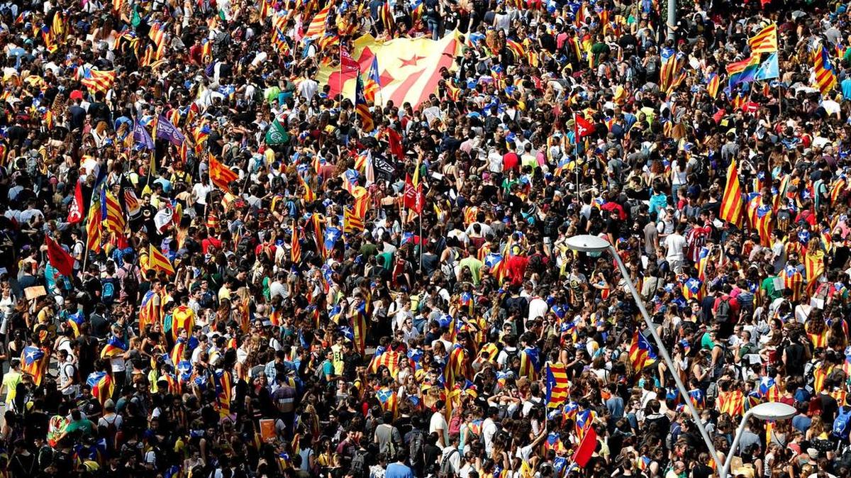 Miles de estudiantes de secundaria y universitarios, durante la manifestación que ha comenzado este mediodía en la plaza Universidad de Barcelona a favor del derecho a decidir y de la celebración el próximo domingo del referéndum de autodeterminación, declarado ilegal por el Tribunal Constitucional.