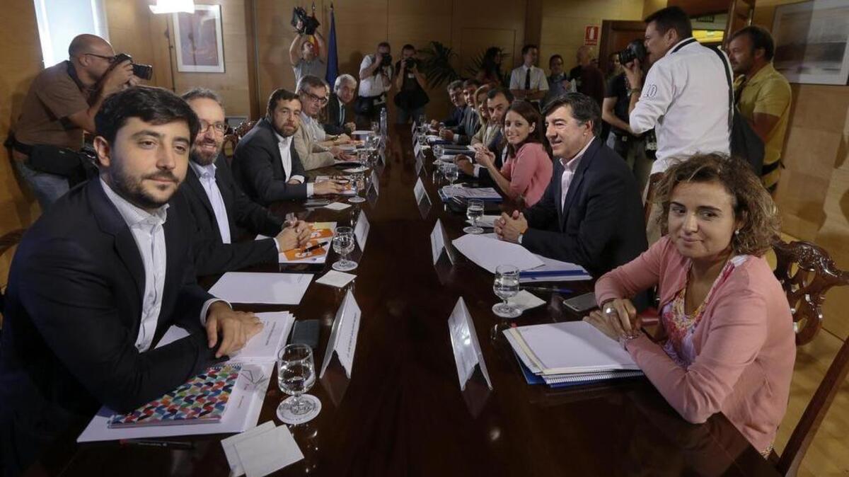 Los integrantes del equipo negociador de Ciudadanos, Toni Roldán, Juan Carlos Girauta, Miguel Gutiérrez, José Manuel Villegas, Melisa Rodríguez y Luis Garicano, y los del equipo negociador del PP, Álvaro Nadal, José Luis Ayllón, Fátima Báñez, Fernando Martínez Maillo, Andrea Levy, José Antonio Bermúdez de Castro y Dolors Monserrat, han continuado esta mañana con sus conversaciones para alcanzar un acuerdo que permita a los 32 diputados del C's votar a favor de la investidura de Mariano Rajoy la próxima semana.