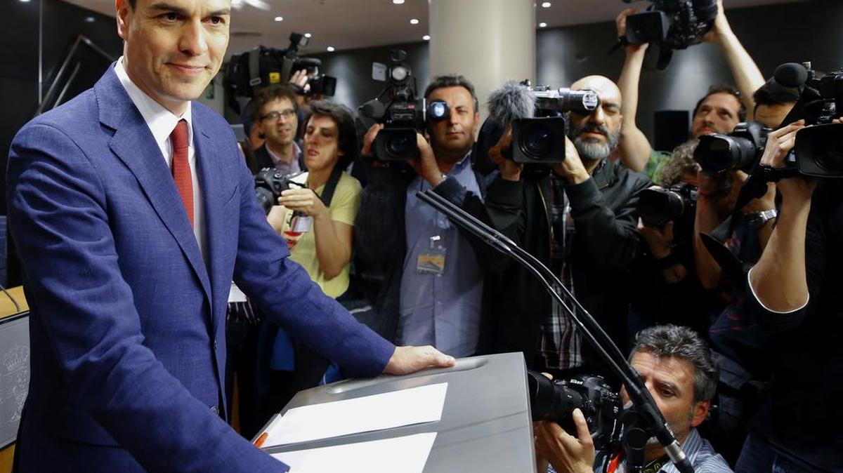 El secretario general del PSOE, Pedro Sánchez, durante la rueda de prensa que ha ofrecido hoy en el Congreso tras reunirse con el rey Felipe VI, dentro de la tercera ronda de consultas que el monarca ha celebrado con los líderes políticos para pulsar la posibilidad de proponer un candidato a la investidura antes de que los plazos constitucionales obliguen a disolver las Cortes y convocar nuevas elecciones.