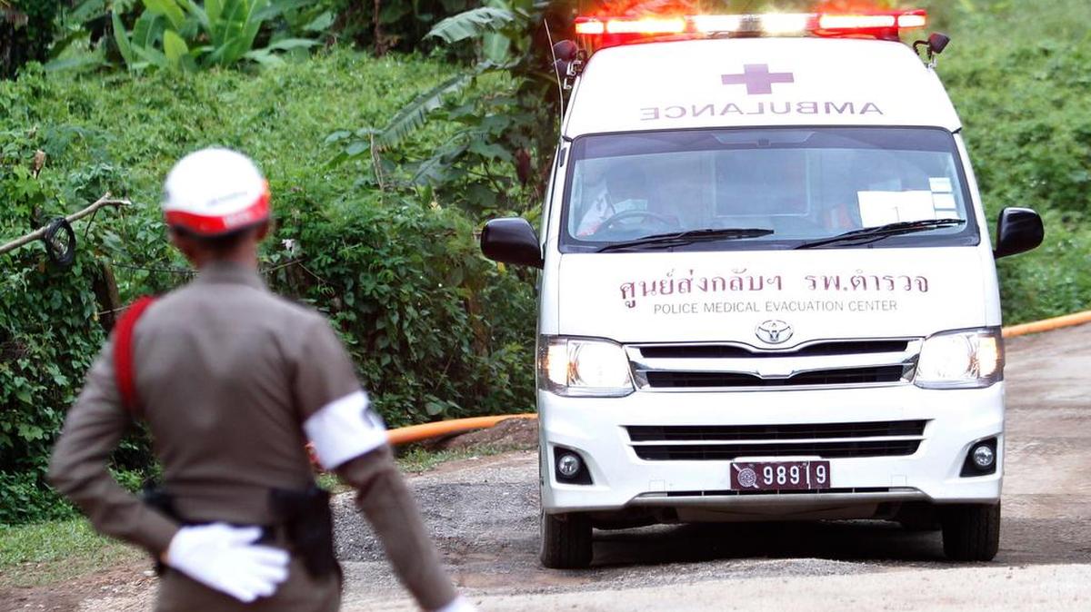 El último de los niños atrapados en la cueva Tham Luang es trasladado en ambulancia tras su rescate, en el norte de Tailandia, el 10 de julio de 2018.