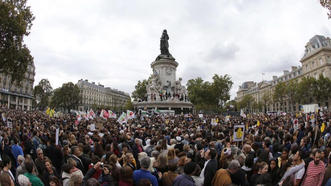 
Los manifestantes, de todas las edades, habían llegado en muchos casos con la familia a la Place de la République donde se habían dado cita a través de las redes.
