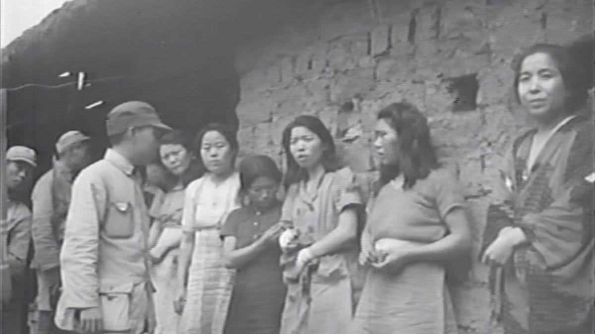 Captura de vídeo facilitada el 10 de julio de 2017, que podría corresponder a la primera grabación de vídeo de esclavas sexuales alineadas frente a un grupo de soldados durante la II Guerra Mundial.