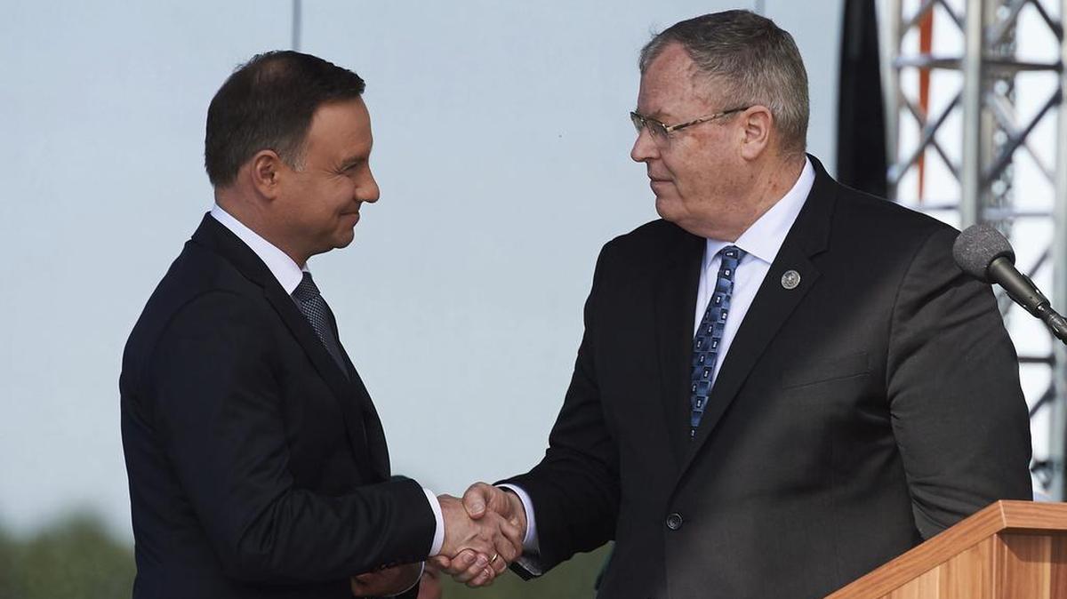El secretario adjunto de Defensa de Estados Unidos, Robert Work (der.), estrecha la mano del presidente polaco, Andrzej Duda (i), durante la ceremonia de inicio de la construcción del sistema de defensa antimisiles que EEUU pondrá en marcha en Polonia.