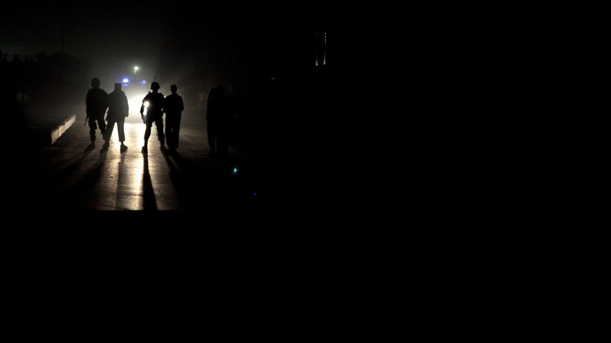 
Oficiales de seguridad afganos inspeccionan el sitio donde un carro bomba suicida estalló en la entrada de una villa verde extranjera, el miércoles 19 de noviembre de 2014, en Kabul (Afganistán). Un guardia nepalés murió cuando cuatro asaltantes talibanes atacaron la zona a las afueras de Kabul.
