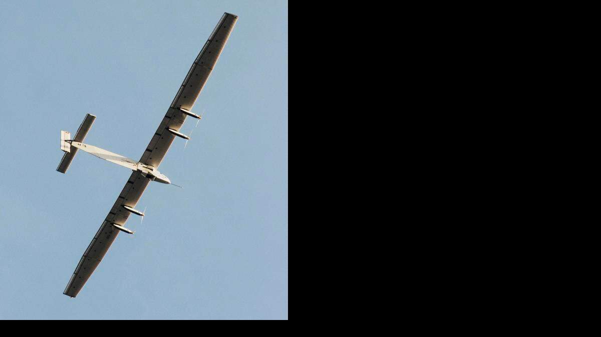 
El avión suizo Solar Impulse-2 es la primera aeronave impulsada totalmente con energía solar, que intenta dar la vuelta al mundo.
