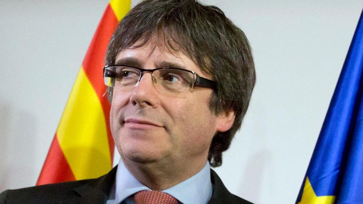 El destituido presidente del gobierno catalán, Carles Puigdemont, habla en Bruselas durante una reunión para observar los resultados de las elecciones del 21 de diciembre.