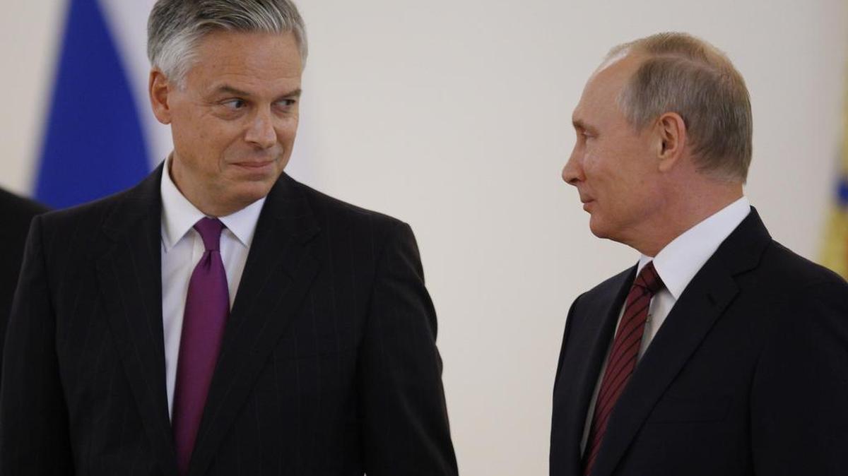 El presidente ruso, Vladímir Putin (d), y el embajador estadounidense en Rusia, Jon Huntsman (i), durante una ceremonia en la que los nuevos embajadores presentaron sus credenciales, en el Kremlim de Moscú (Rusia) el 3 de octubre de 2017.