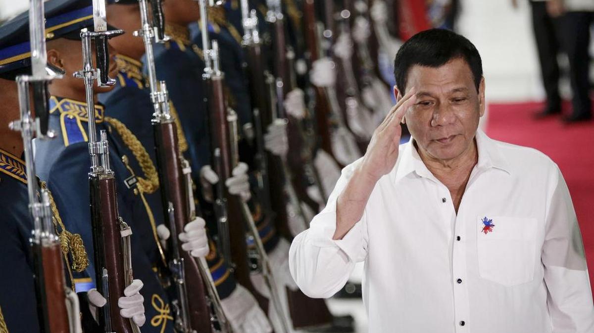 El presidente de Filipinas, Rodrigo Duterte, saluda a la guardia de honor durante la ceremonia de despedida en el Aeropuerto Internacional de Manila (Filipinas) el martes 13 de diciembre de 2016.