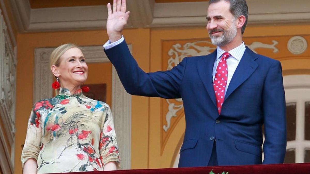 El rey de España, Felipe VI junto a la presidenta regional de Madrid, Cristina Cifuentes durante el festival de toros de Beneficencia en la plaza de toros de Las Ventas en Madrid el 16 de junio de 2017.