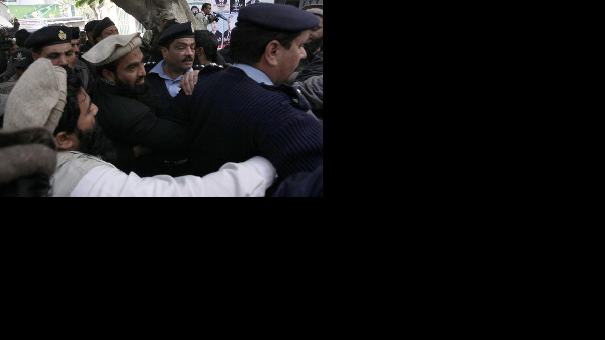 <cutline_leadin>Varios oficiales</cutline_leadin> escoltan a Zakiur Rehman Lakhvi (cen.), presunto cerebro de los atentados de Bombay de 2008, en Islamabad, Pakistán, el martes.<252><252>