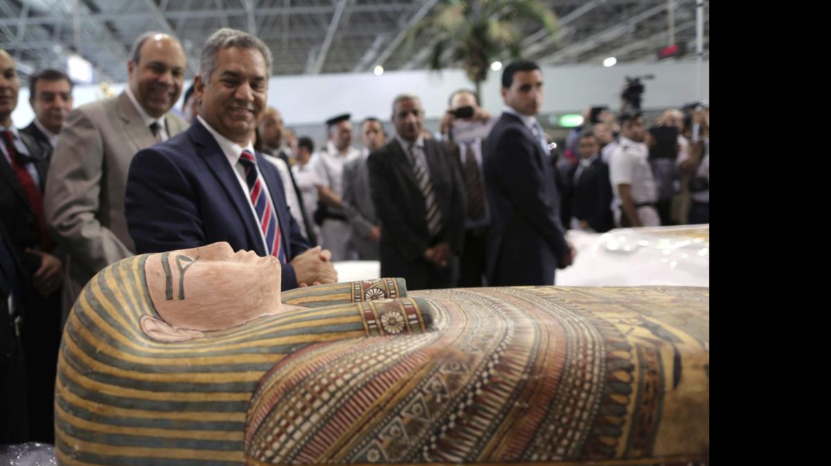 <cutline_leadin>El ministro </cutline_leadin>egipcio de Antigüedades, Mamduh al Damati (cen.), observa un sarcófago durante una rueda de prensa ofrecida en el aeropuerto de El Cairo. Egipto ha recuperado un total de 135 piezas de antigüedades que fueron llevadas de forma ilegal a EEUU.