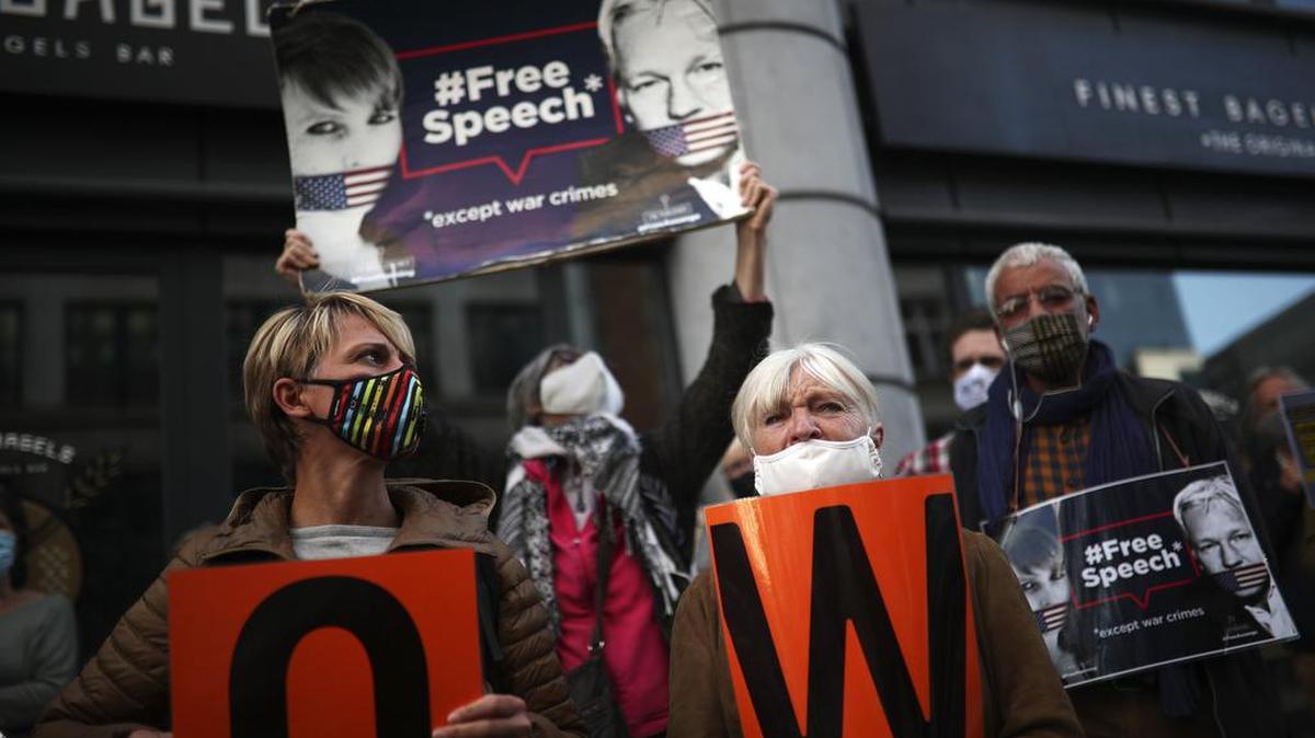 Un grupo de personas grita consignas el lunes durante una protesta para exigir la libertad del fundador de WikiLeaks, Julian Assange, frente a la embajada del Reino Unido en Bruselas.