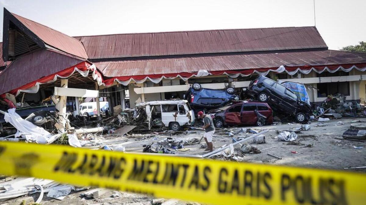 Vista de una comisaría de policía devastada en la playa de Talise en Palu (Indonesia) el 1 de octubre de 2018.