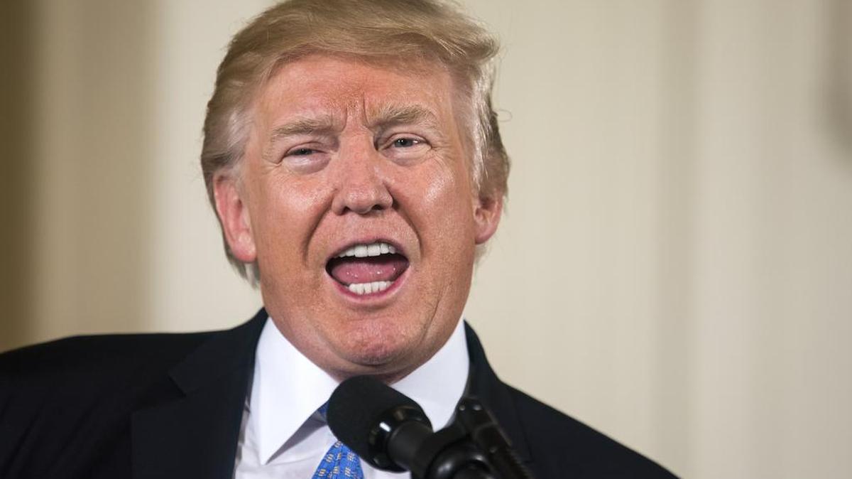 El presidente Donald Trump habla tras condecorar con la Medalla del Valor a los oficiales de policía que respondieron al tiroteo del 14 de junio donde fue herido el congresista Steve Scalise, el jueves 27 de julio de 2017, en la Casa Blanca de Washington, DC.
