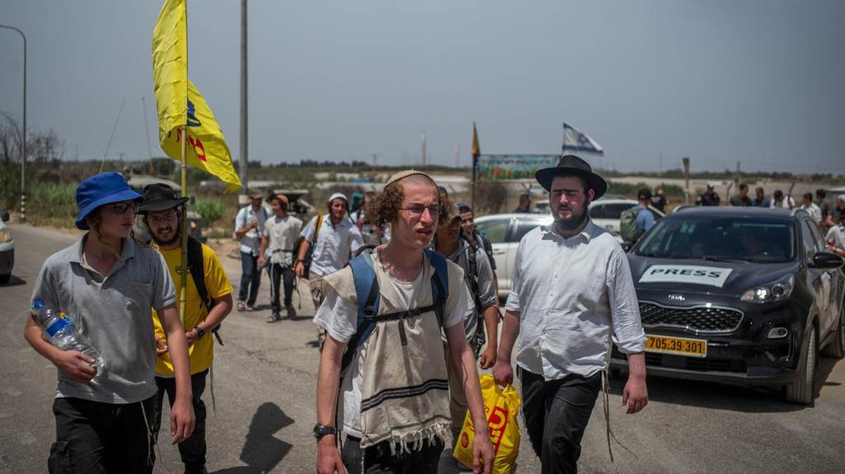 Activistas de derecha israelíes participan en una marcha hacia la Franja de Gaza realizada por activistas y algunos familiares de rehenes retenidos por Hamás, el 25 de abril de 2024.