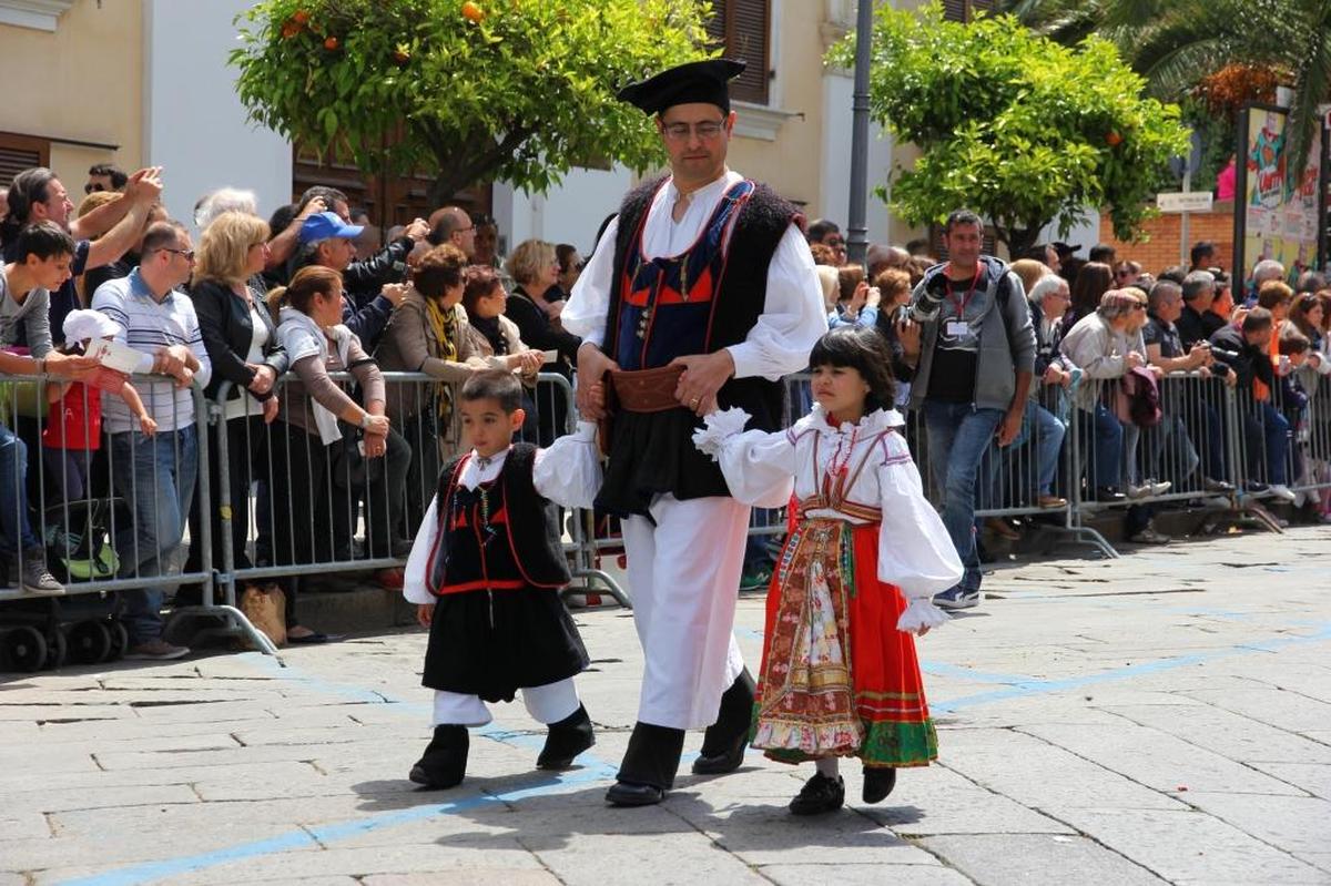 Trajes típicos influenciados por el Renacimiento en el pintoresco pueblo italiano.