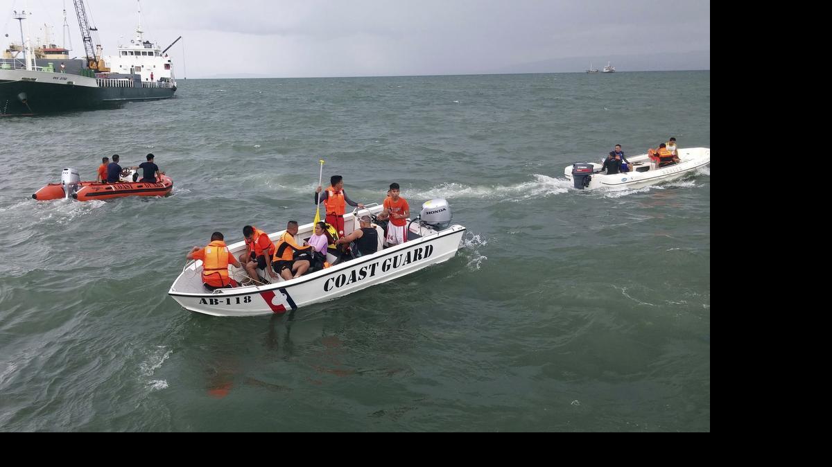 
Miembros de un equipo de rescate durante una operación tras un naufragio frente al puerto de Ormoc, en Filipinas, el jueves. Al menos 36 personas han muerto y 26 más han sido dadas por desaparecidas.
