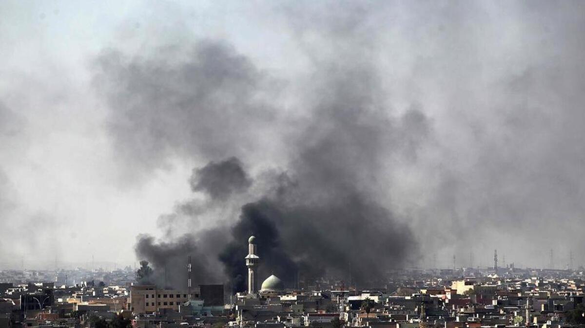 Una vista general muestra el humo del vecindario de Al-Amil, el 10 de marzo de 2017, cuando fuerzas iraquíes bombardearon posiciones enemigas durante una ofensiva para retomar las partes occidentales de la ciudad ocupada por los yihadistas.