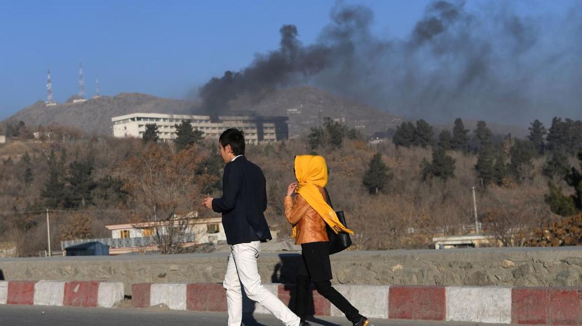 Imagen del Hotel Intercontinental durante un combate entre atacantes talibanes y fuerzas de seguridad afganas, en Kabul, el 21 de enero del 2018.