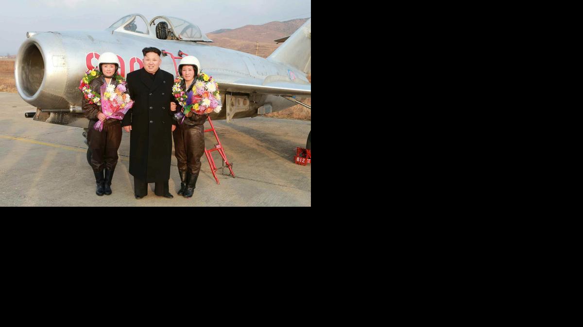 
 Fotografía sin fechar cedida por el Rodong Sinmun, el periódico del gobernante Partido del Trabajo de Corea, el jueves 27 de noviembre de 2014, que muestra al líder norcoreano Kim Jong-un mientras posa para una fotografía con las primeras mujeres pilotos de aviones de combate de Corea del Norte, en una locación desconocida de este país. EFE/RODONG SINMUN
