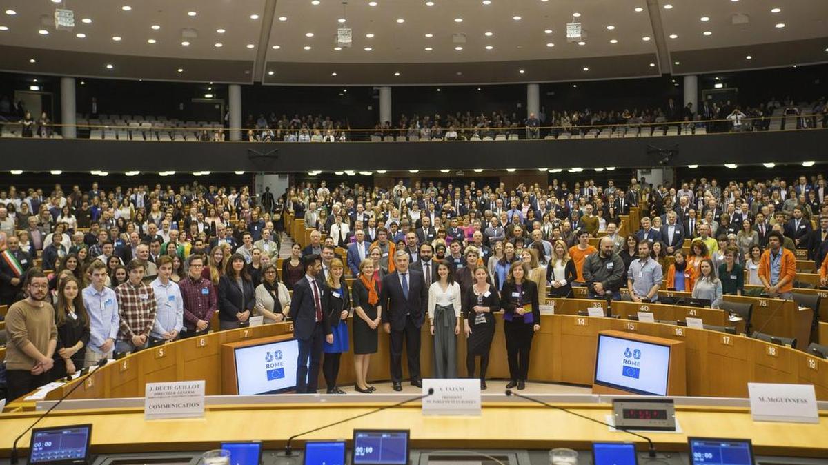 El presidente del Parlamento Europeo, Antonio Tajani (c), a su llegada a una sesión plenaria ciudadana con motivo de los "60 Años de los Tratados de Roma" con la presencia de una banda de música, en el Parlamento Europeo en Bruselas (Bélgica) el 21 de marzo de 2017.