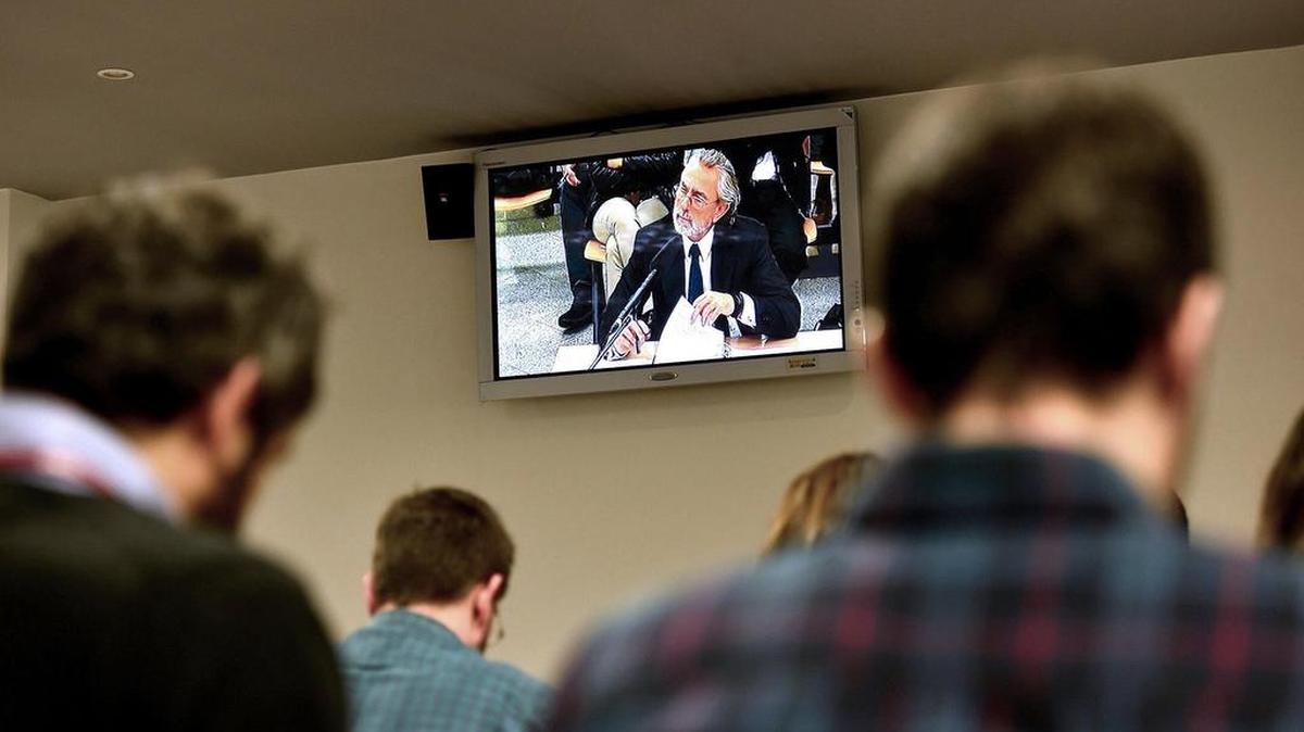 Imagen del monitor de la sala de prensa de la Audiencia Nacional en San Fernando de Henares del presunto cabecilla de la trama Gürtel, Francisco Correa, durante su declaración en el macarojuicio que sienta en el banquillo a 37 acusados de la red corrupta, en la que ha reconocido los hechos de los que le acusa la Fiscalía y haber dado dádivas al extesorero del PP Luis Bárcenas, el ex consejero madrileño Alberto López Viejo y al exdiputado Jesús Merino, entre otros, aunque ha exculpado al exconcejal de Estepona (Málaga) Ricardo Galeote.