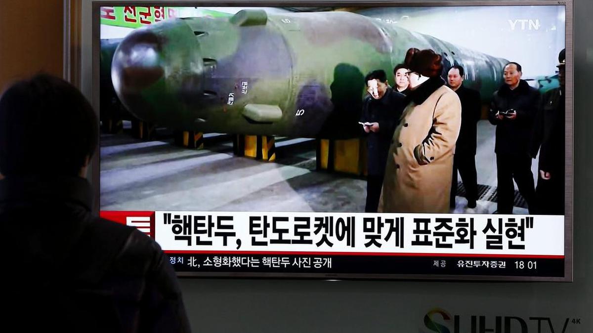 Un surcoreano observa la televisión donde se ve al líder de Corea del Norte, Kim Jong-un, en Seúl (Corea del Sur) el 9 de marzo de 2016.