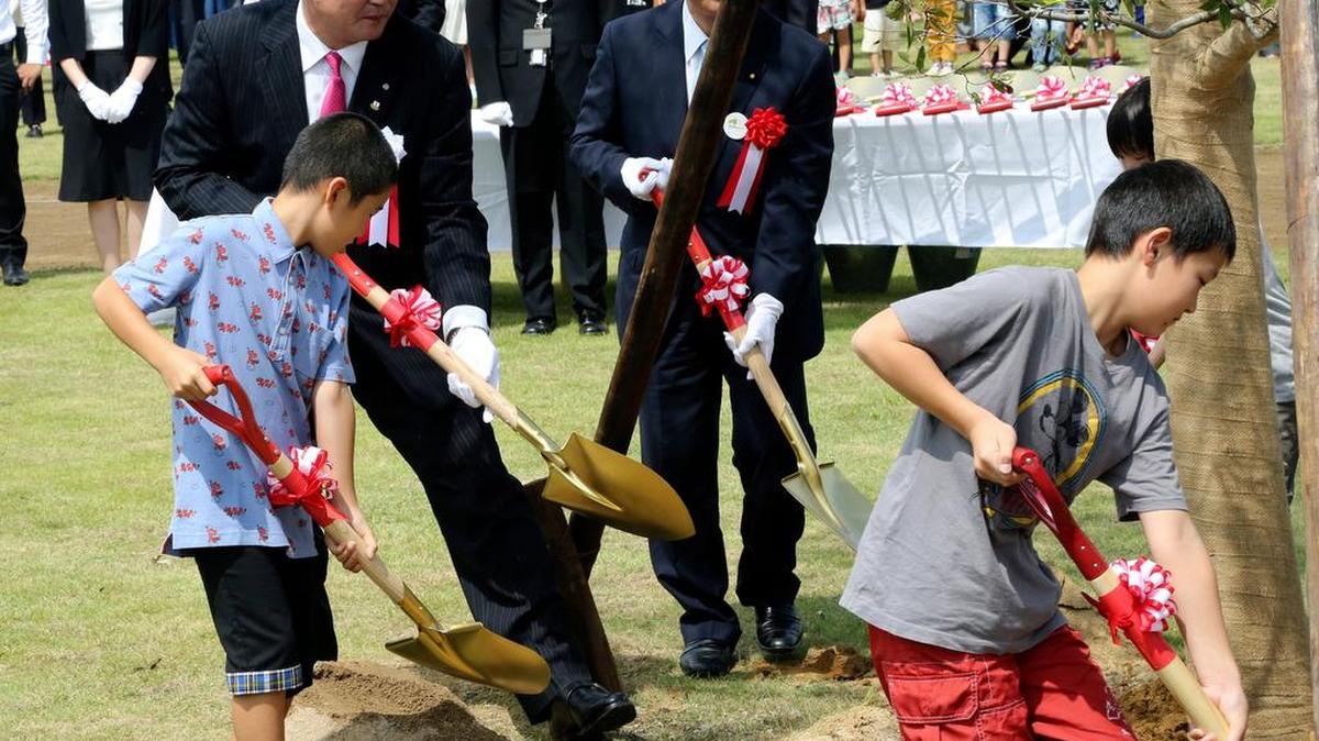 
Una ceremonia para marcar el renacimiento del pueblo se celebró por la mañana en un parque, tras una velada con cirios la víspera hasta la madrugada, según informa el ayuntamiento en su página de internet.
