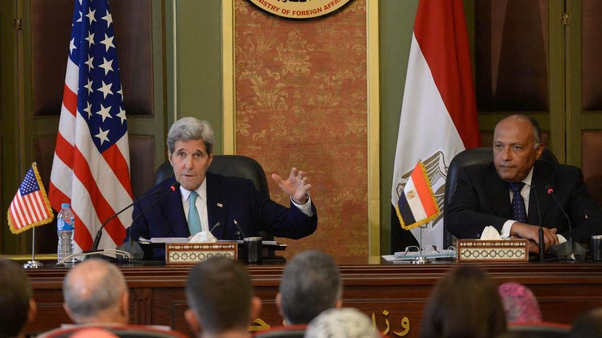 
El secretario de Estado John Kerry (izq.) y su contraparte egipcio Sameh Shoukry durante una conferencia de prensa en el Cairo el domingo.
