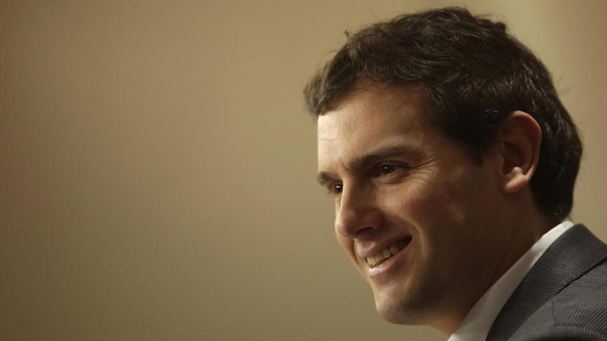 El presidente de Ciudadanos, Albert Rivera, durante su comparecencia en rueda de prensa en el Congreso de los Diputados para valorar la actualidad política, en medio de las negociaciones que su partido mantiene a dos bandas con el PSOE y el PP.