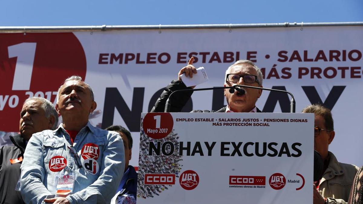 Los secretarios generales de CCOO y UGT, Pepe Álvarez (i) y Ignacio Fernández Toxo (d), durante el discurso pronunciado hoy en el Puerta del Sol al término de la manifestación del Primero de Mayo celebrada el lunes en Madrid.