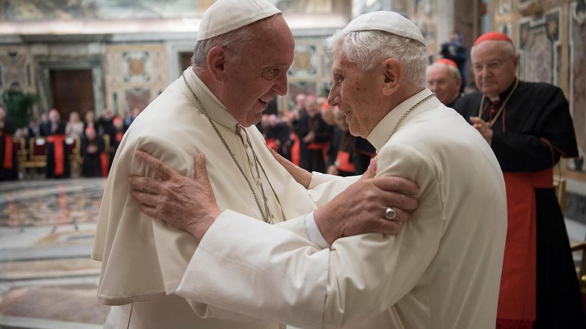 El papa Francisco saluda al papa emérito Benedicto XVI, en junio de 2016.