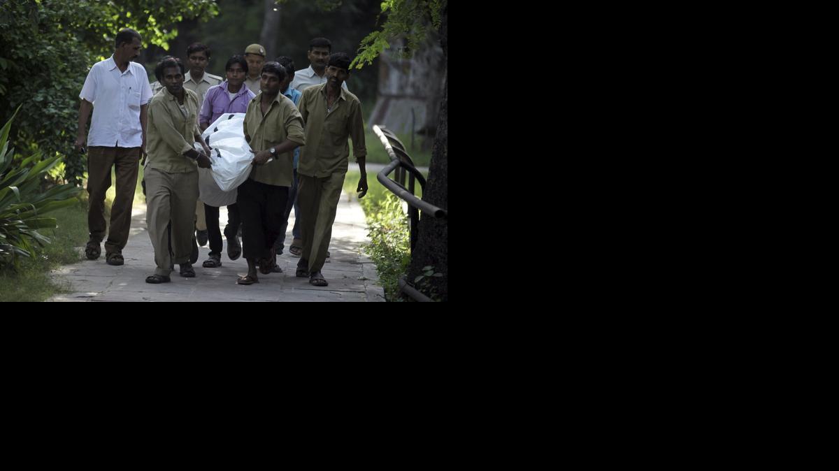 
Varios hombres trasladan el cuerpo de un joven fallecido en Nueva Delhi (India) tras ser atacado por un tigre blanco en el zoo de Nueva Delhi (India) hoy, martes 23 de septiembre de 2014. EFE/Money Sharma
