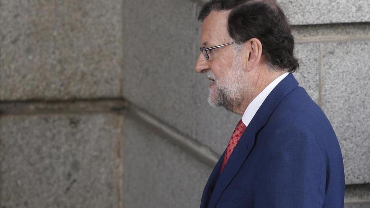 El presidente del Gobierno en funciones, Mariano Rajoy, a su llegada al Congreso para reunirse con el secretario general del PSOE, Pedro Sánchez, en el marco de los contactos del PP para intentar formar gobierno.
