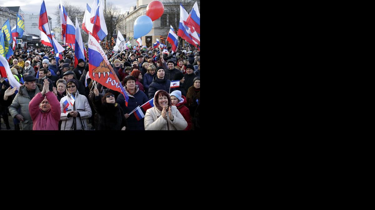 <cutline_leadin>Personas asisten</cutline_leadin> a un concierto en el centro de Sebastopol, el miércoles, para celebrar que se cumple un año de la anexión de Crimea a Rusia.<252><252>