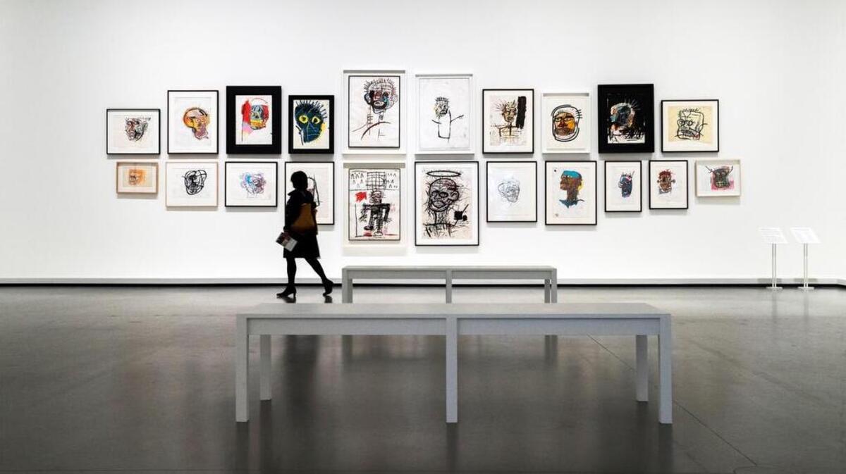 Varias personas visitan la exposición “Florencia” del artista estadounidense Jean-Michel Basquiat durante su inauguración en la Fundación Louis Vuitton en París, el 2 de octubre de 2018.