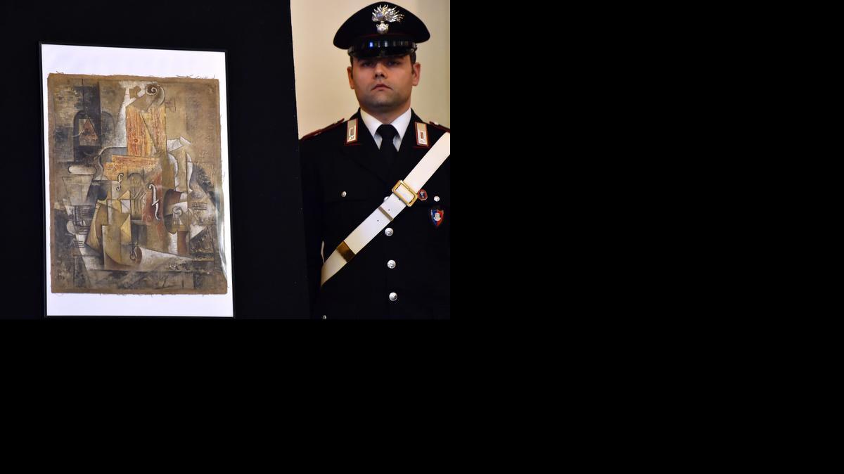 
La policía italiana ha recuperado una obra de Picasso que presuntamente había sido robada, valorada en $16.2 millones. La obra se llama “Violin et bouteille de bass”, con unas dimensiones de 54 por 45 centímetros, y fue creada en 1912.
