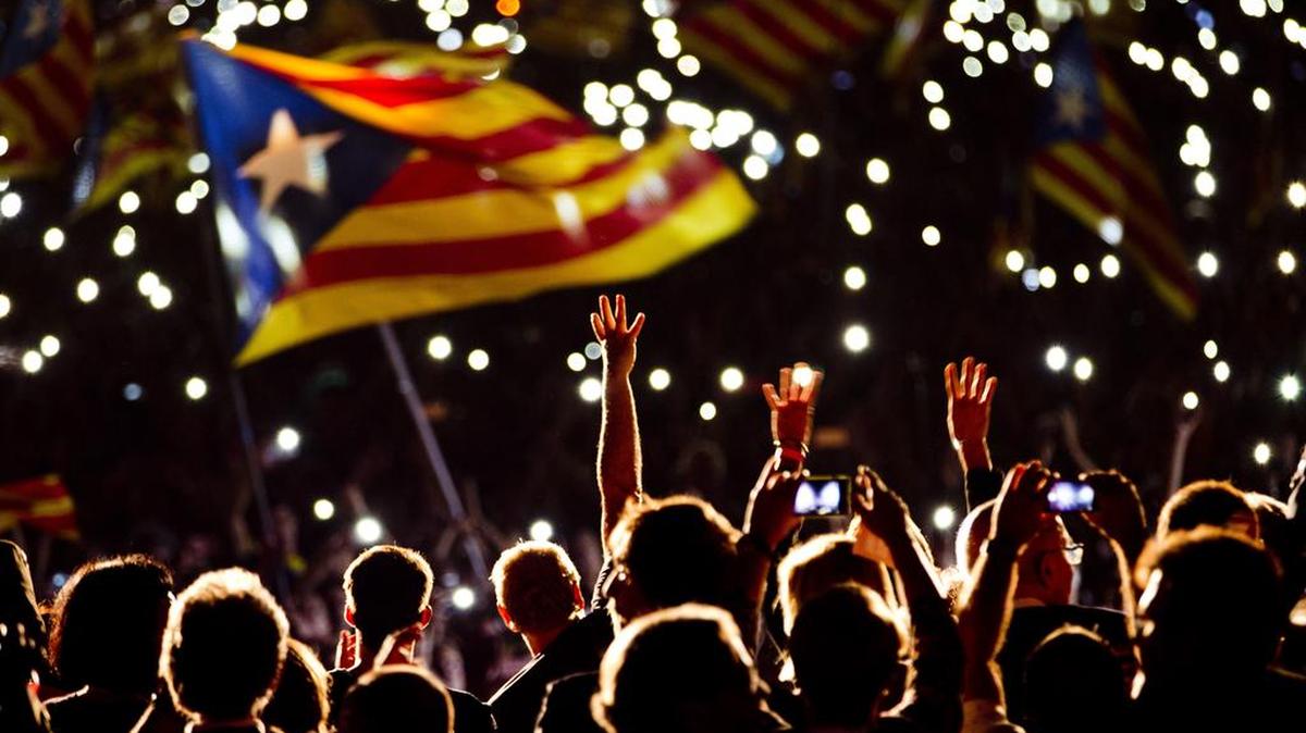 
Simpatizantes de la independencia de Cataluña ondean la “estelada” durante la marcha “Juntos por el si”, el viernes en Barcelona. El domingo esta región decidirá si opta por el camino de la independencia.
