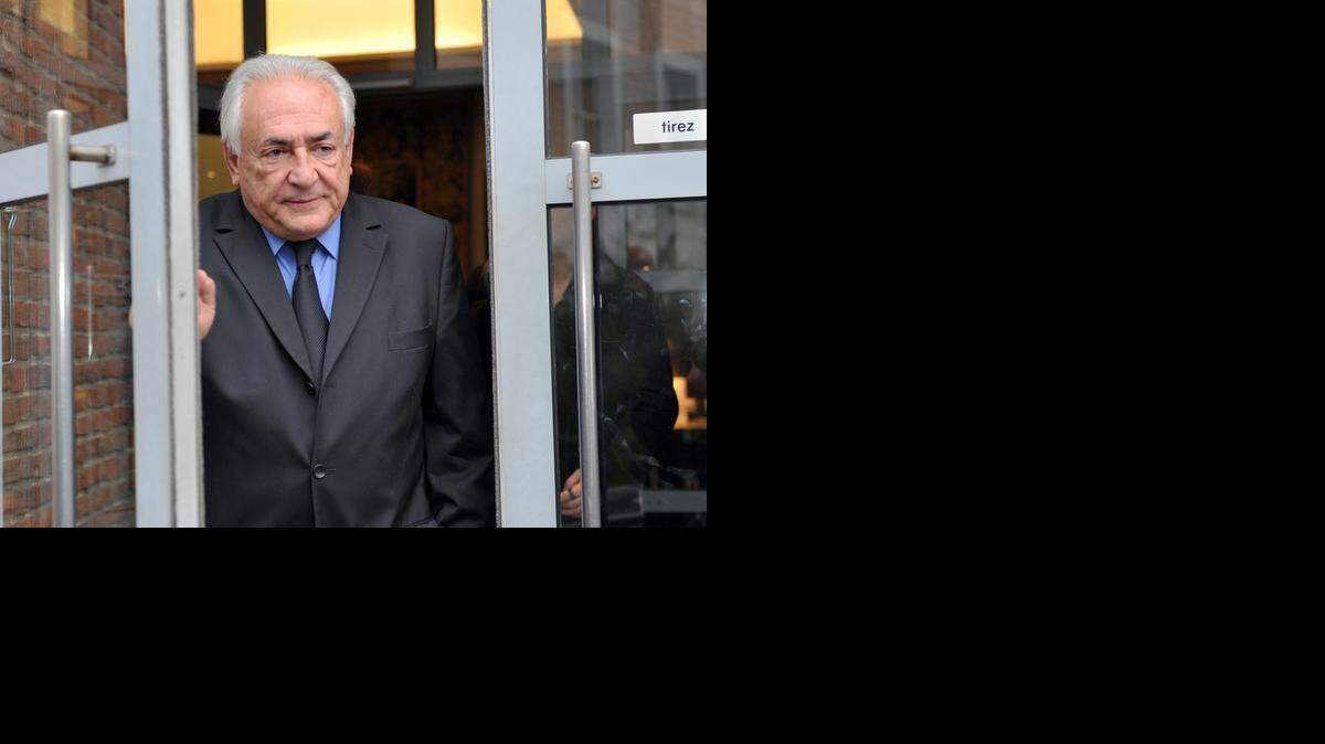 
El ex jefe del Fondo Monetario Internacional Dominique Strauss-Kahn sale el lunes de un hotel en la ciudad francesa de Lille.


